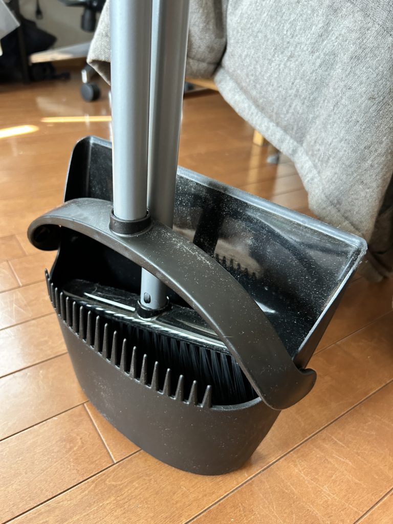 ちりとりとほうきをセットした写真