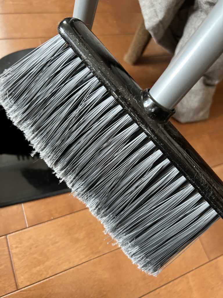 ほうきは樹脂でできているようだ