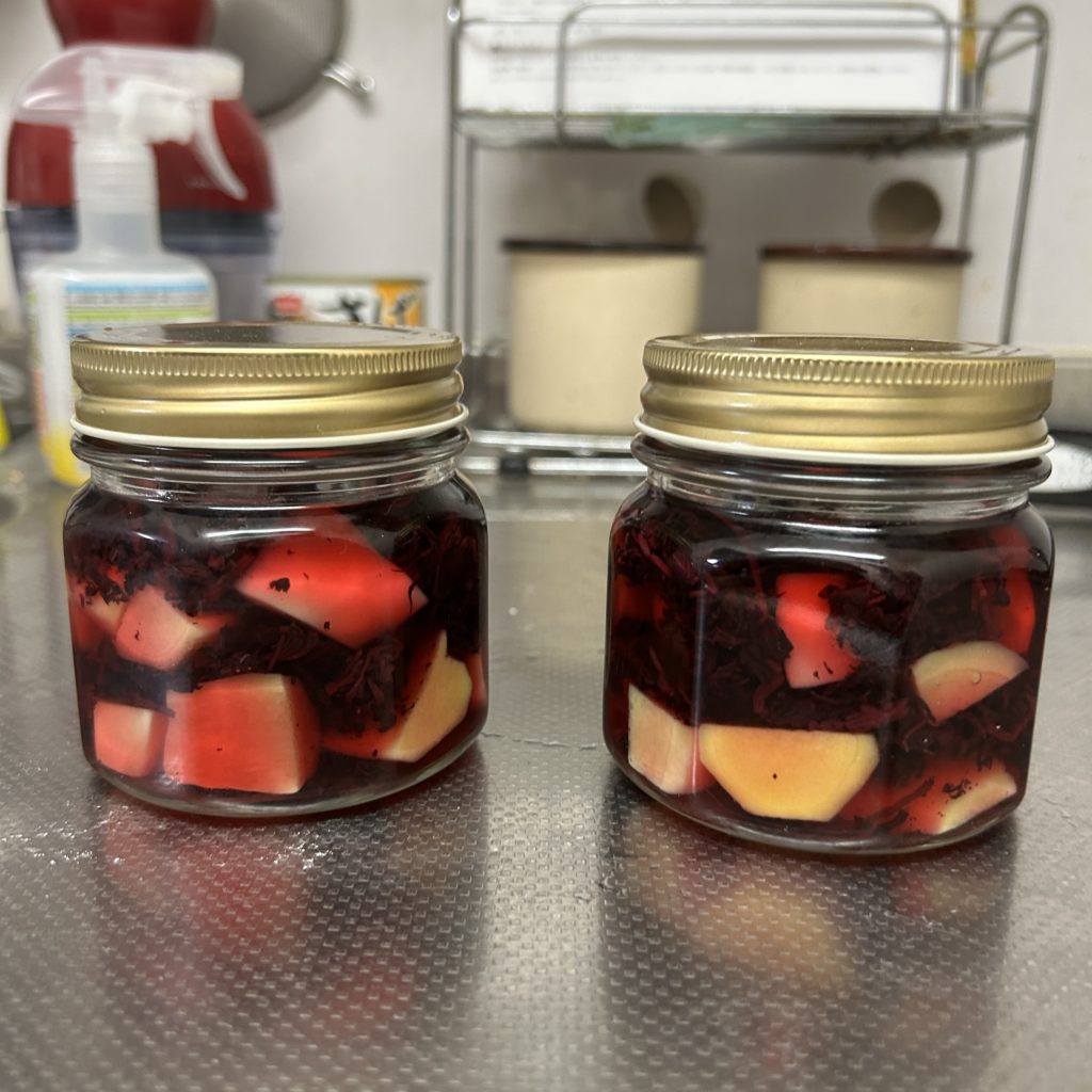 紅しょうがを瓶詰め