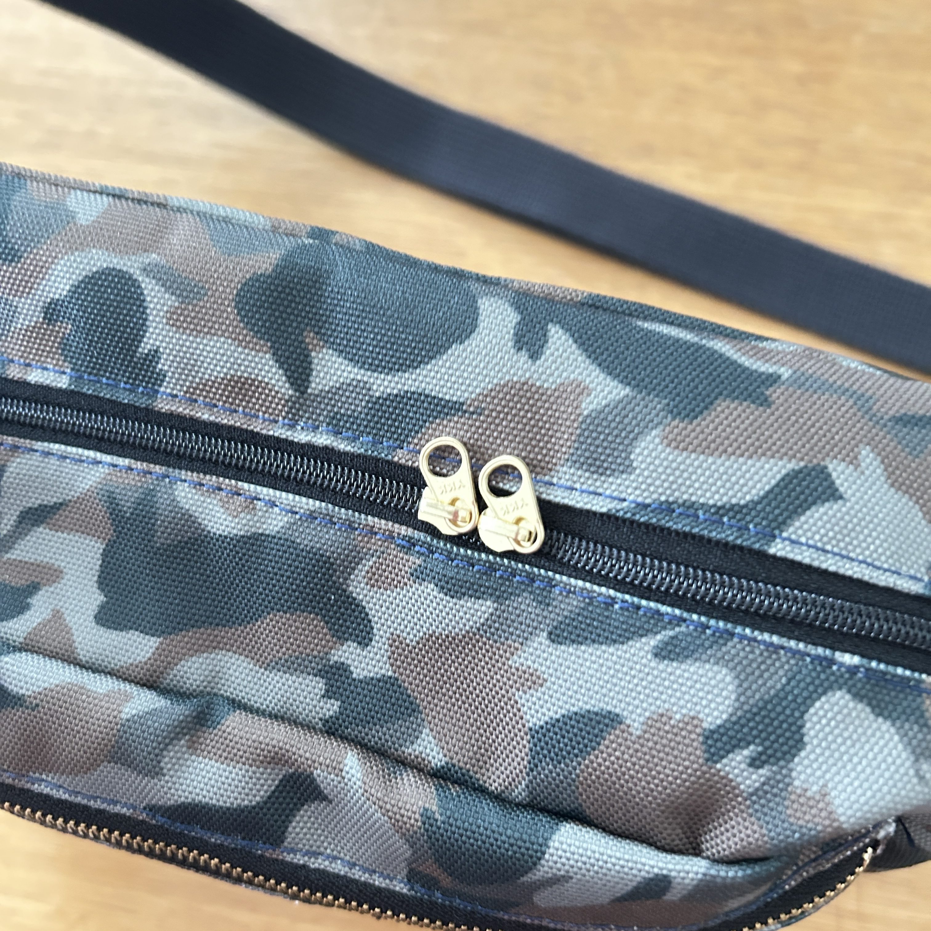 ボディバッグ両開き