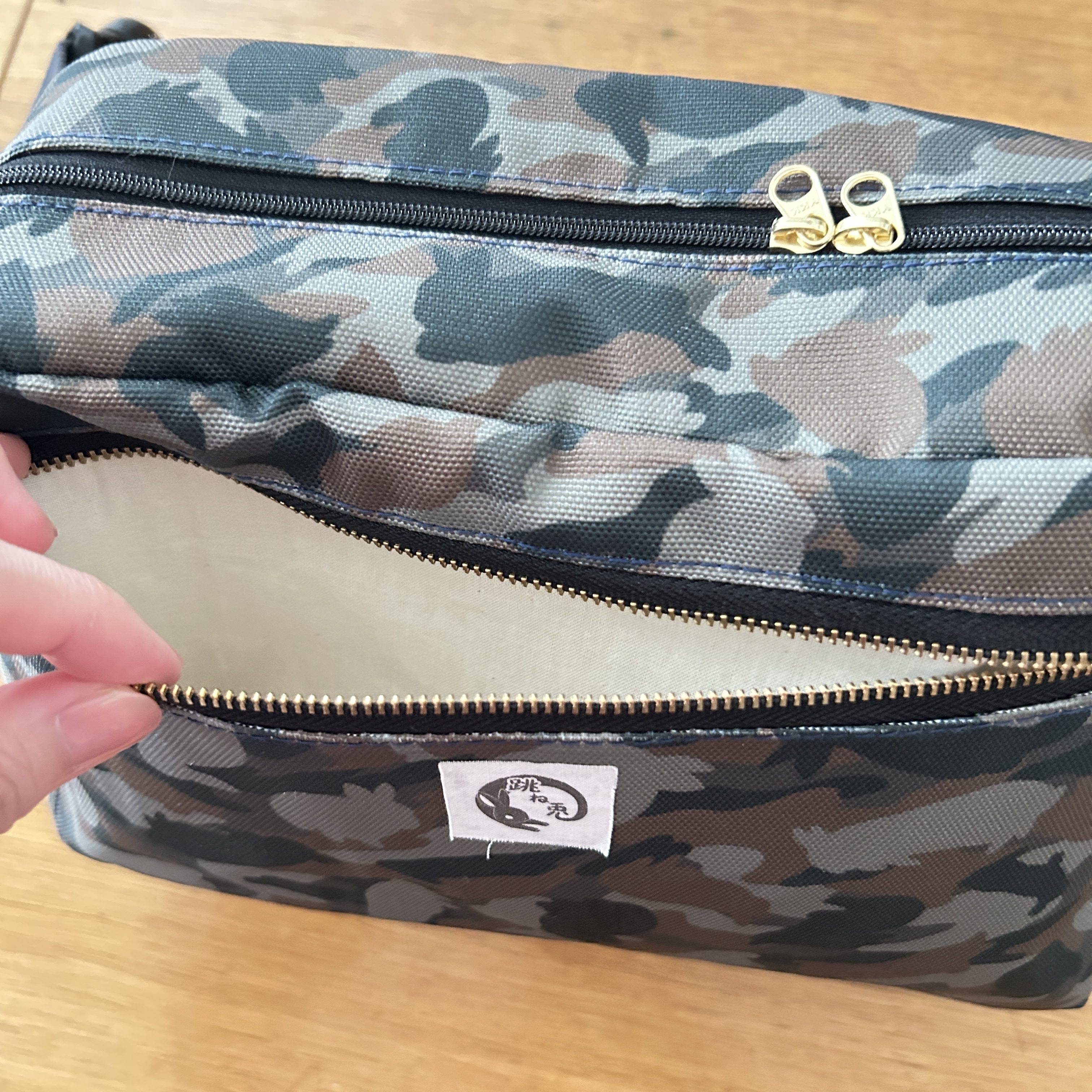 ボディバッグ外ポケット