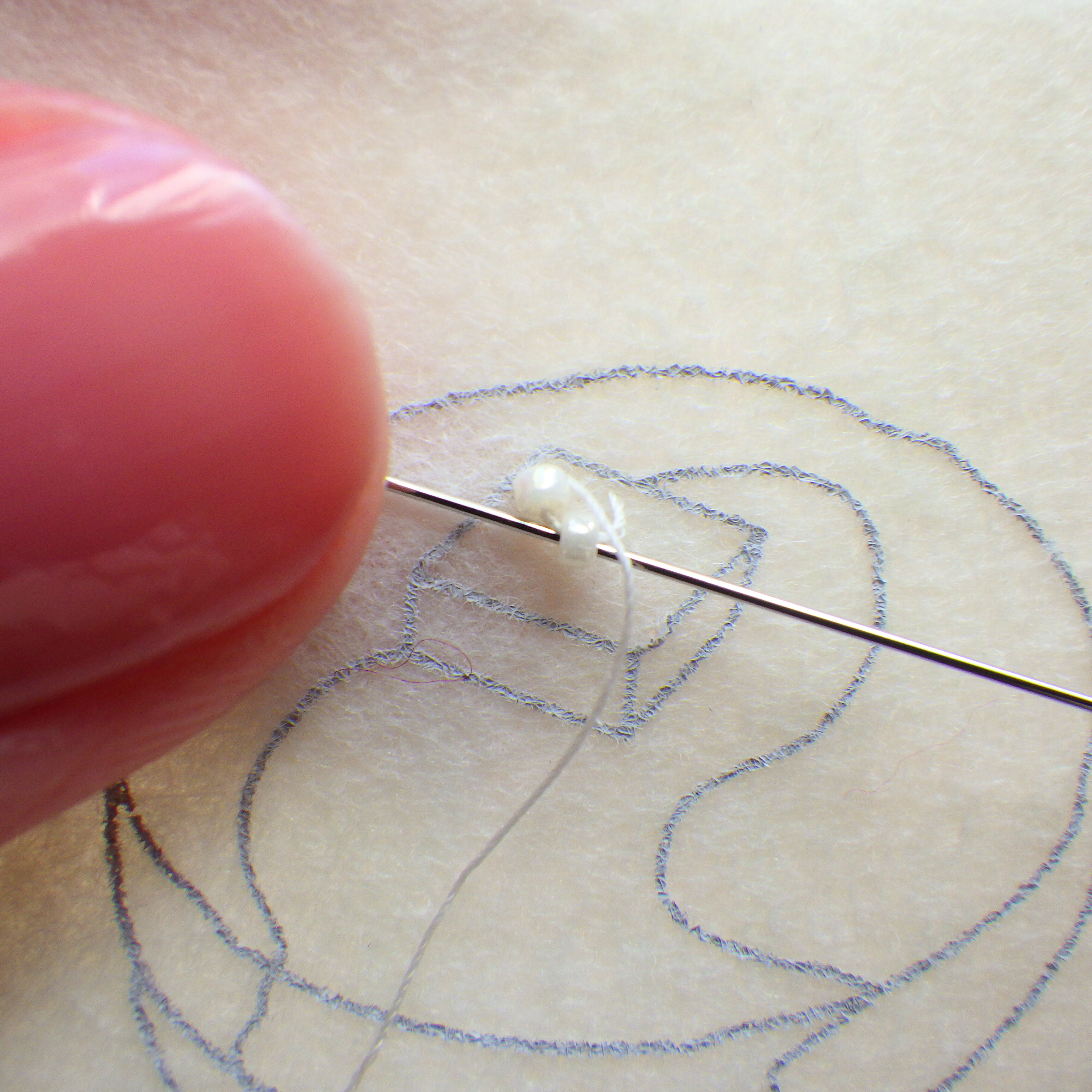 説明書と下絵を確認しながら刺しゅうする