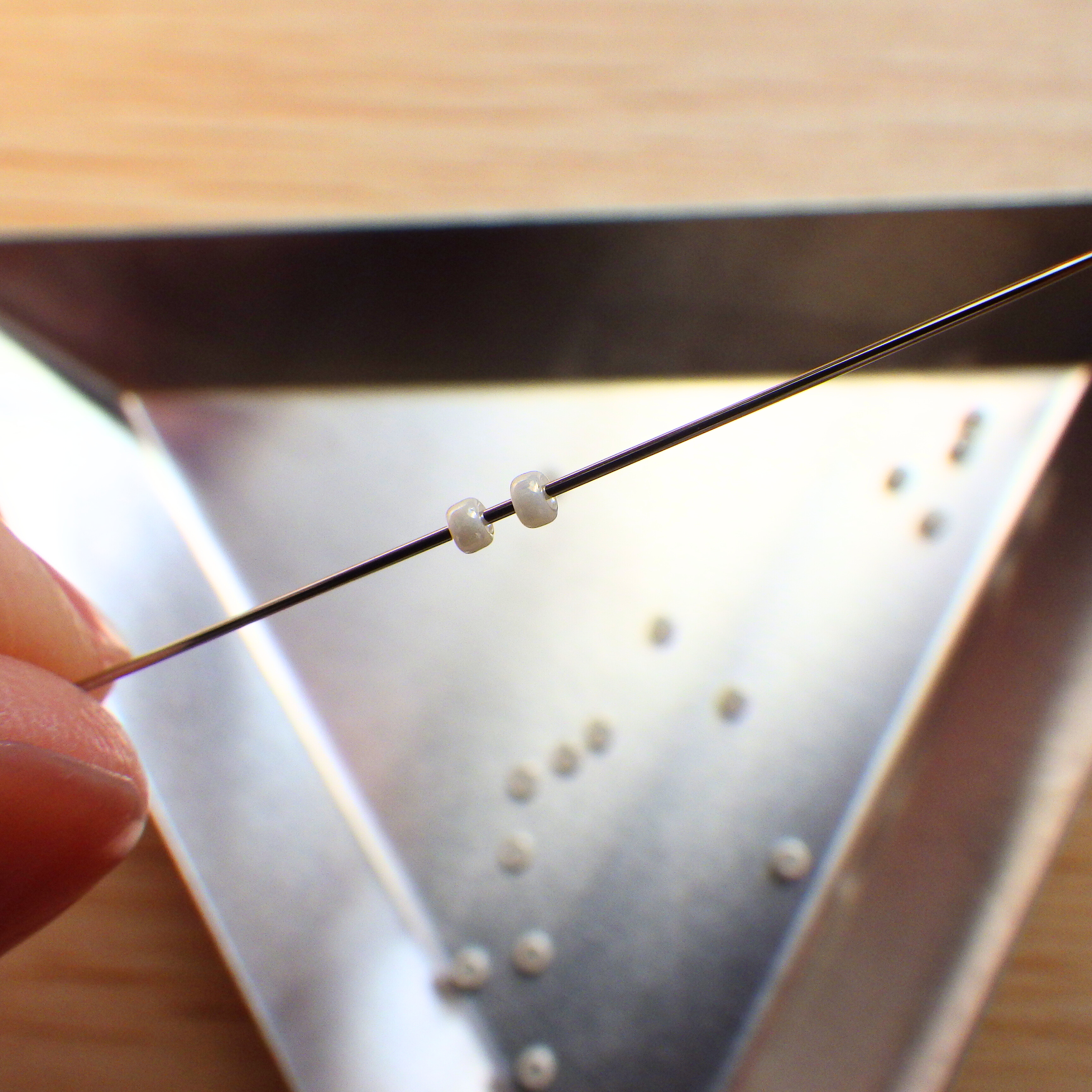 針にビーズを通す