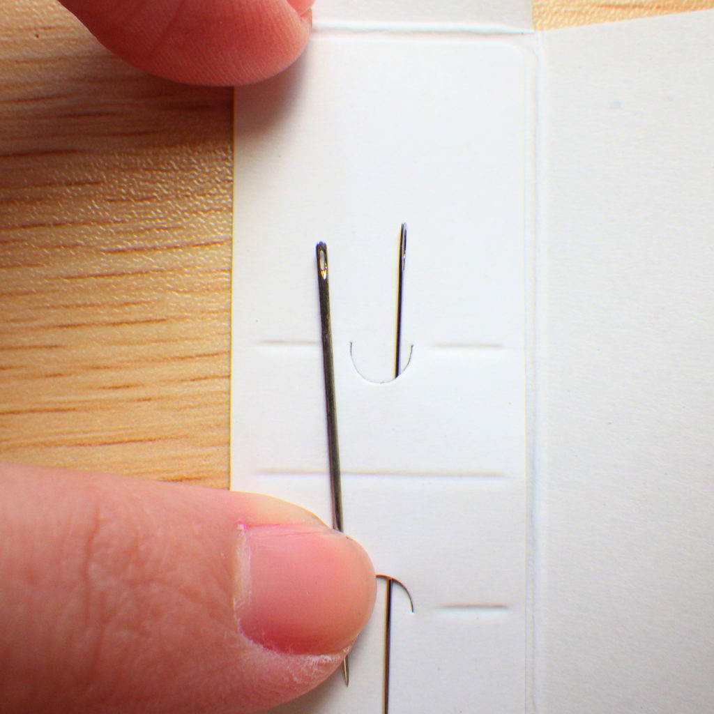 手縫い針と付属の刺しゅう針を比べる