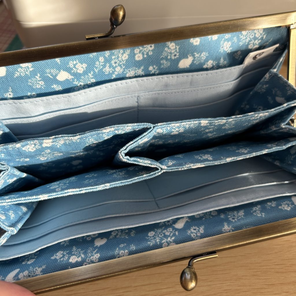 水色のがま口長財布の中の写真