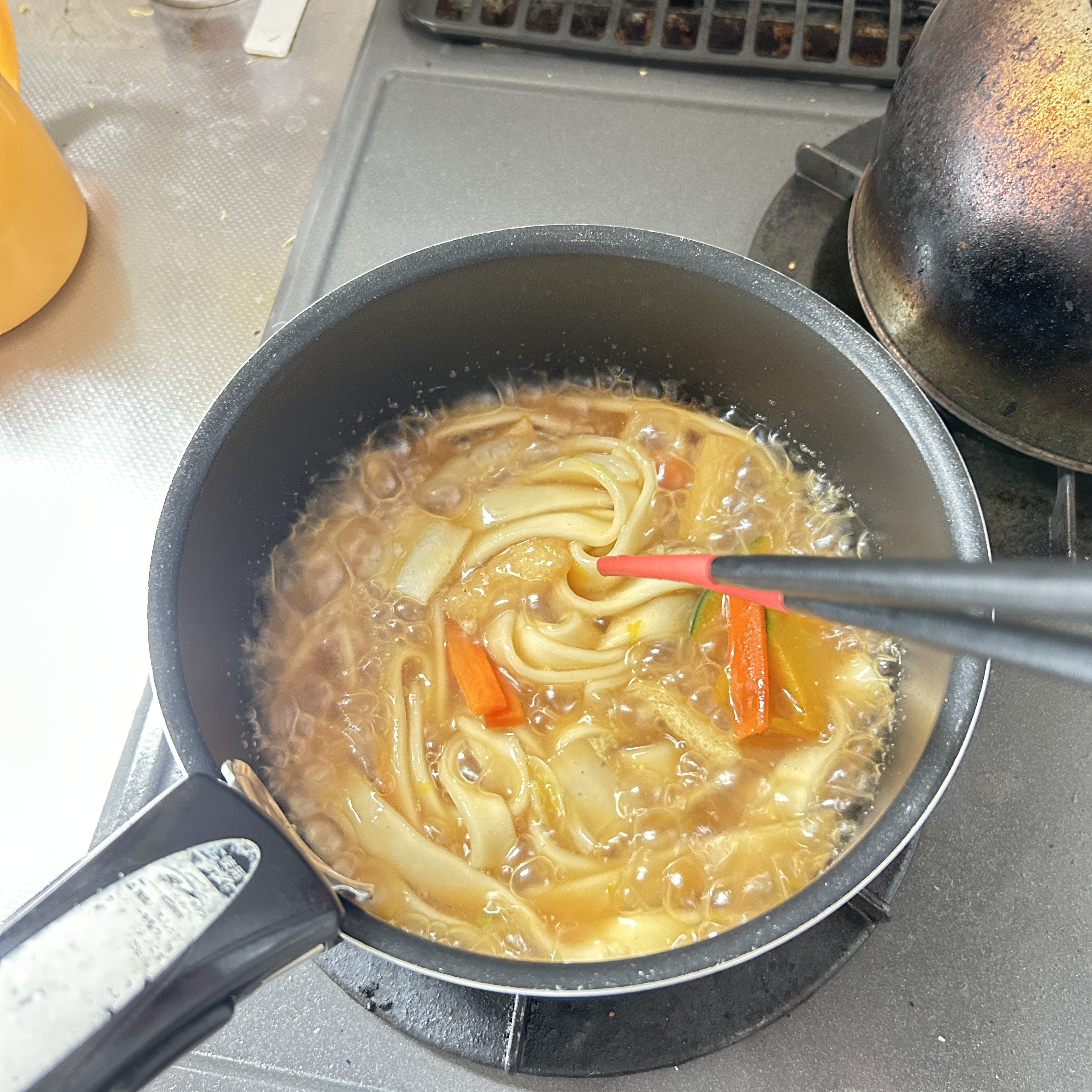 冷凍ほうとうを鍋でつくる