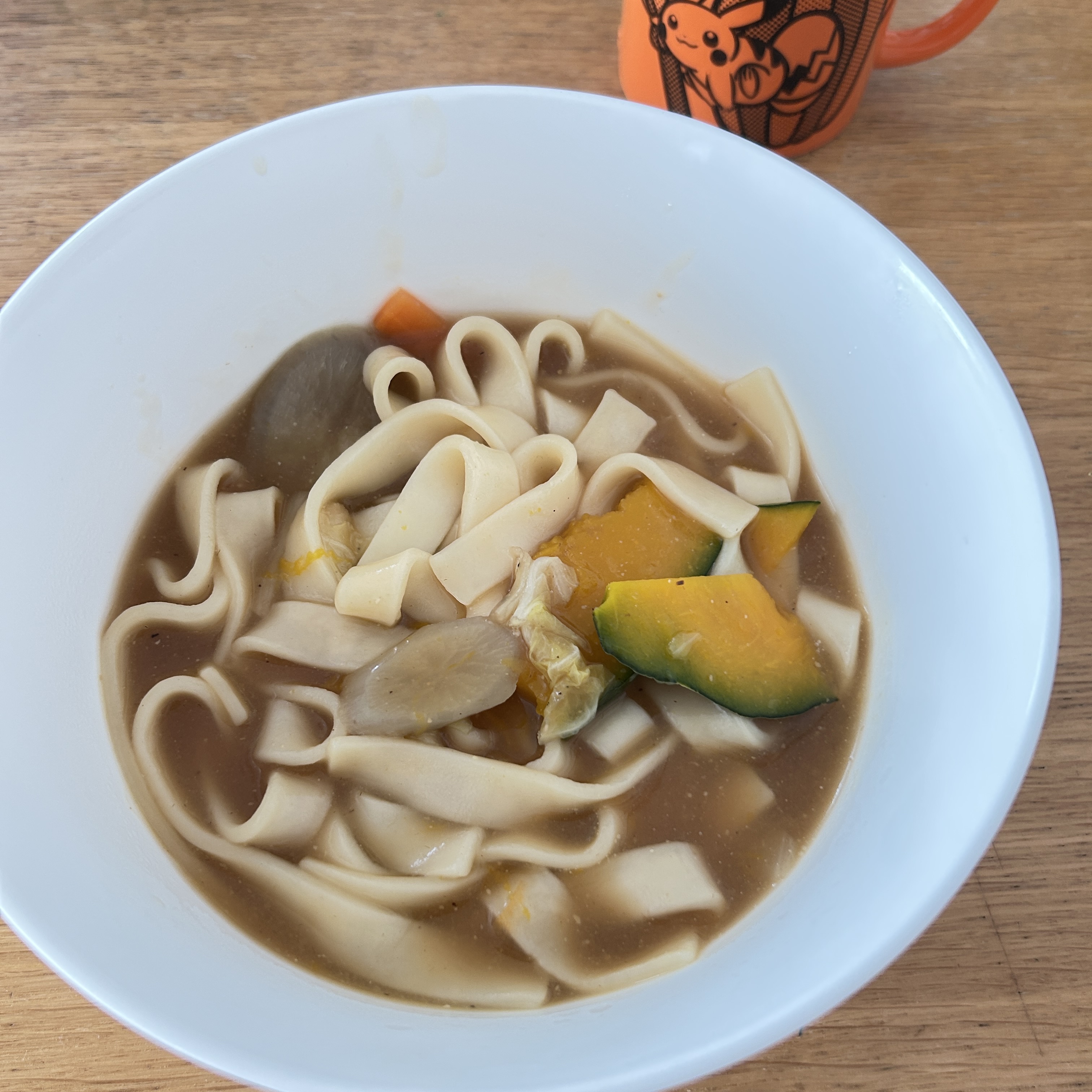 出来上がったほうとうをどんぶりで食べる