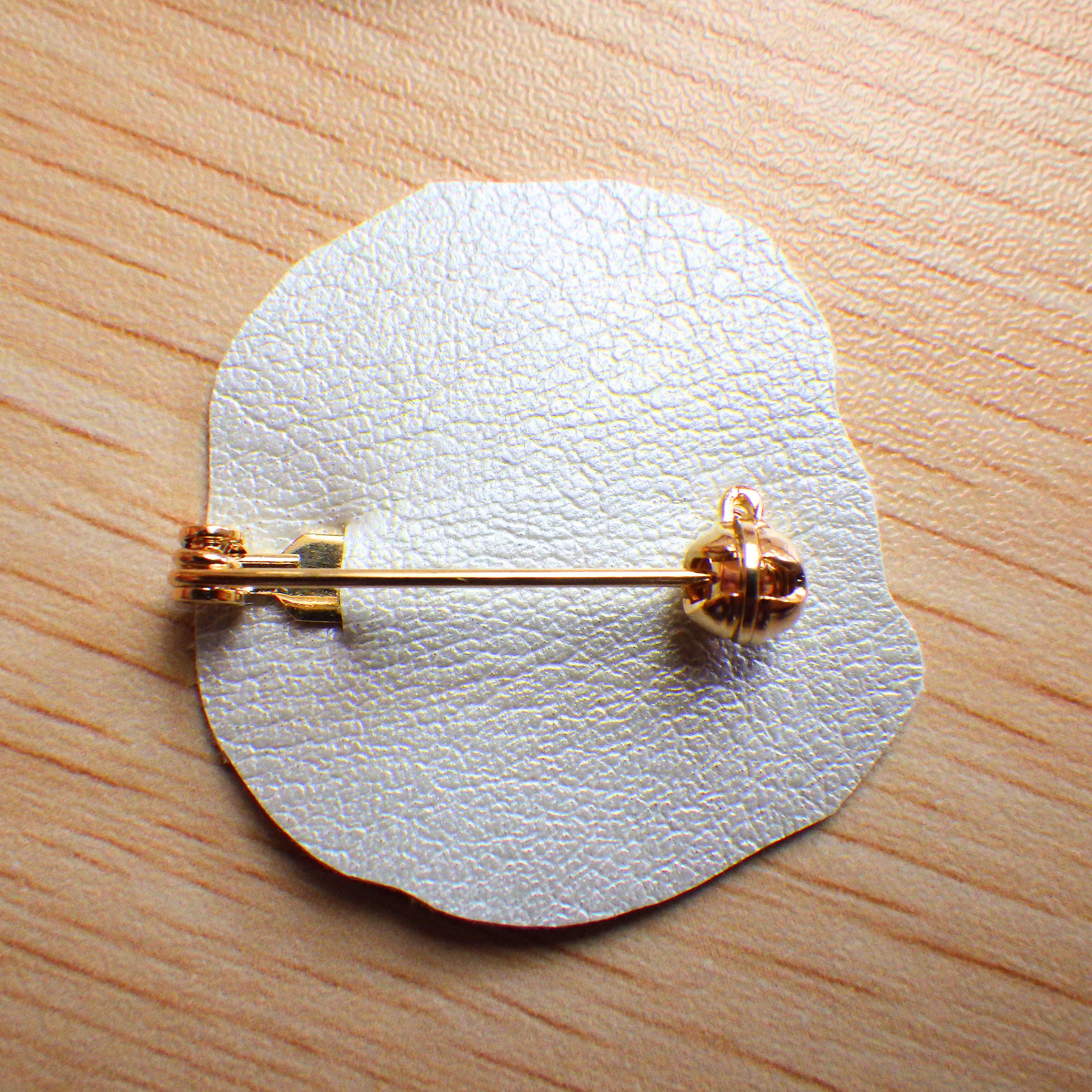 ブローチピンを裏布に差し込む