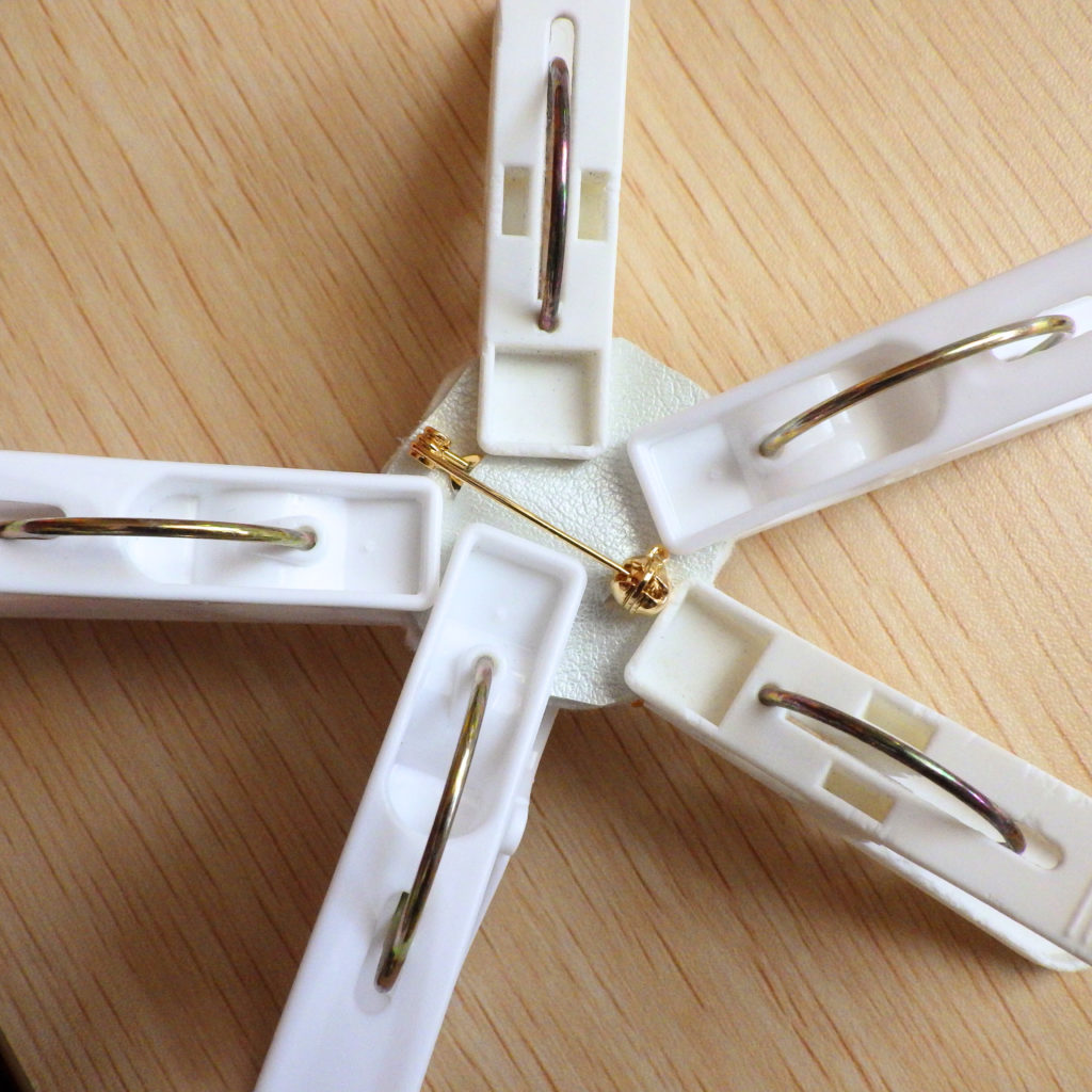 洗濯バサミで周囲を挟んでいる写真