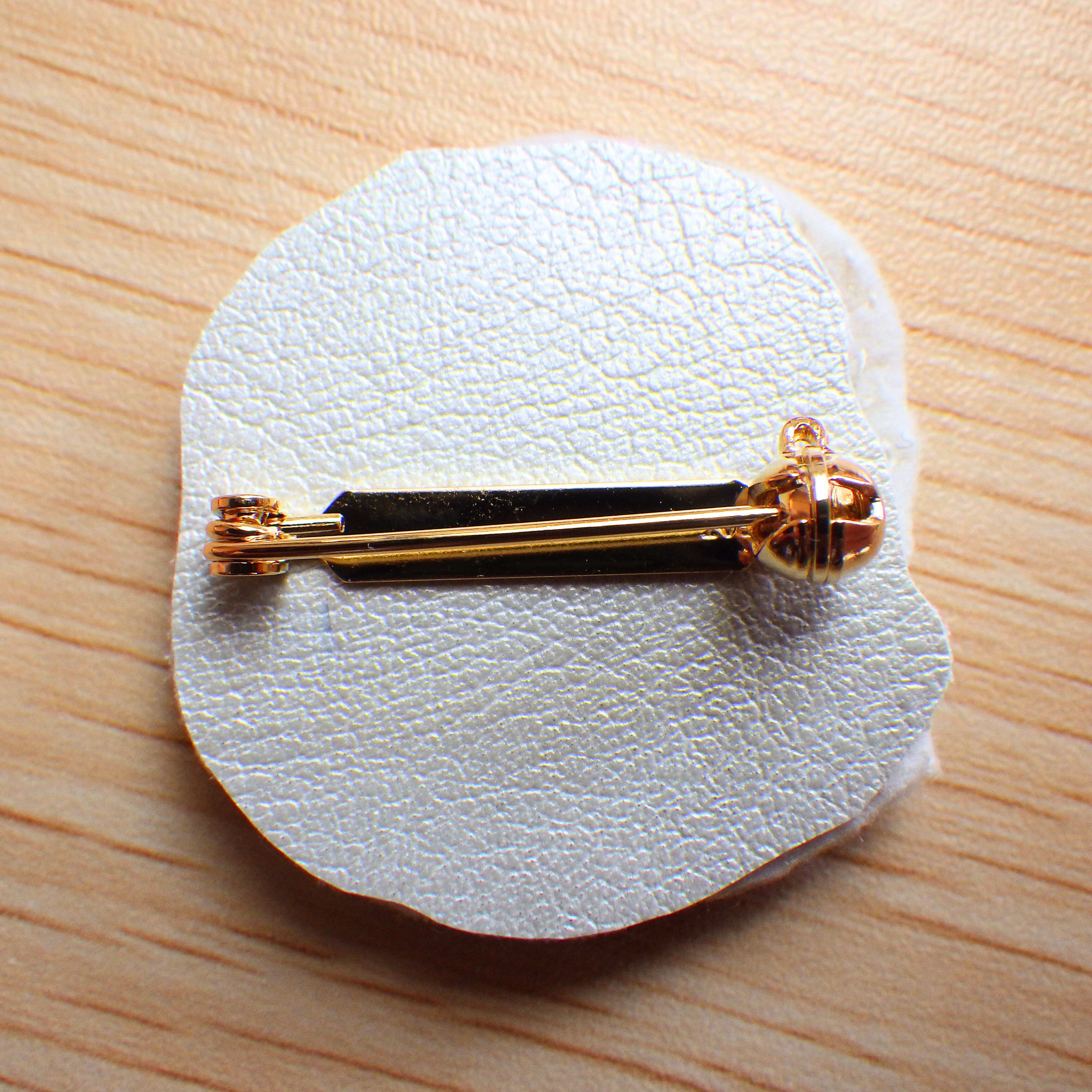 裏布にブローチピンを合わせて切り込みを入れる