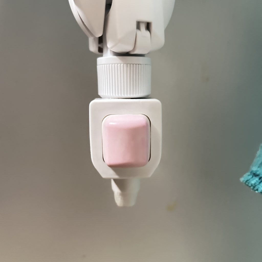 シャンプー詰め替えポンプのプッシュ部分が赤く染まってしまった