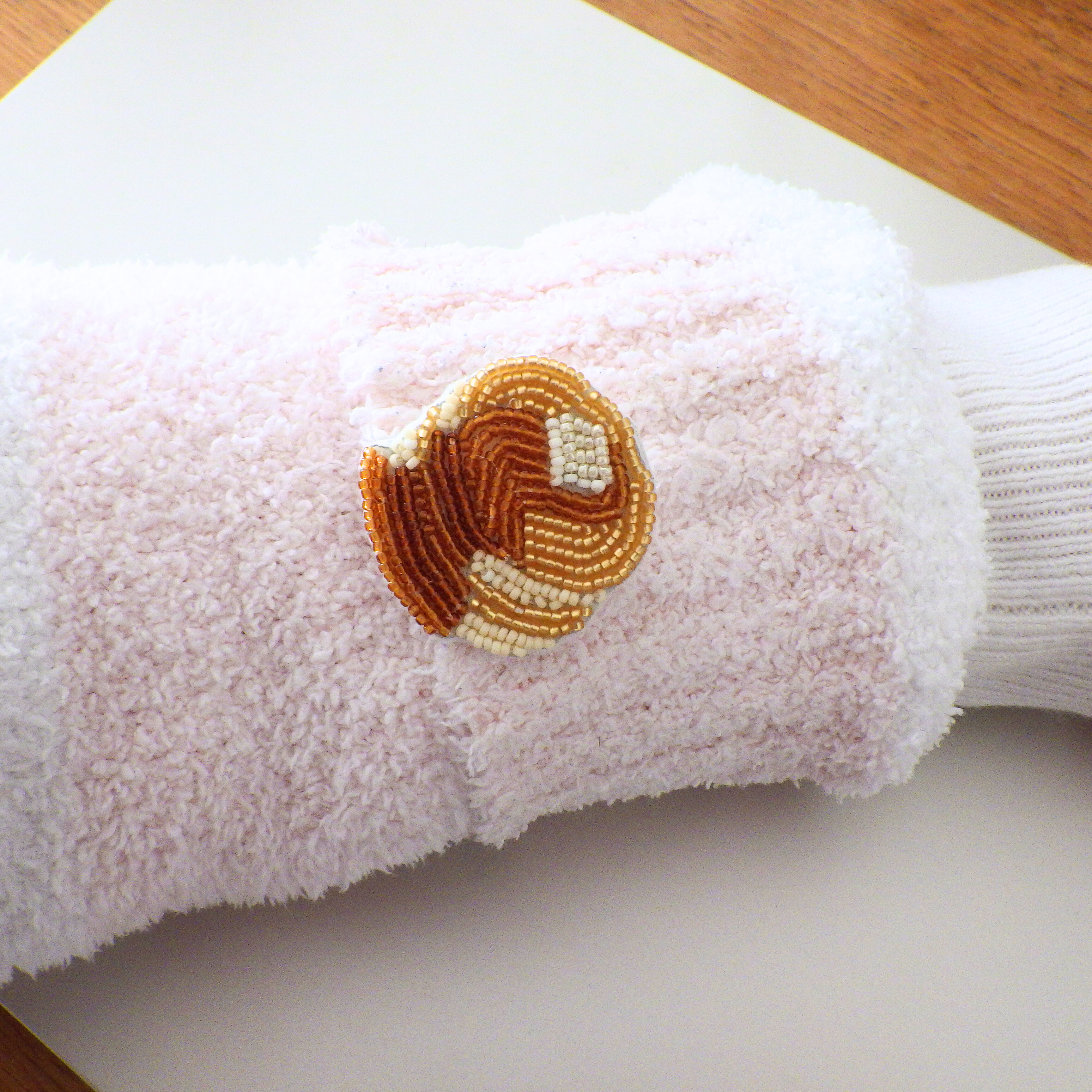 試しに着ていた服の袖につけてみた