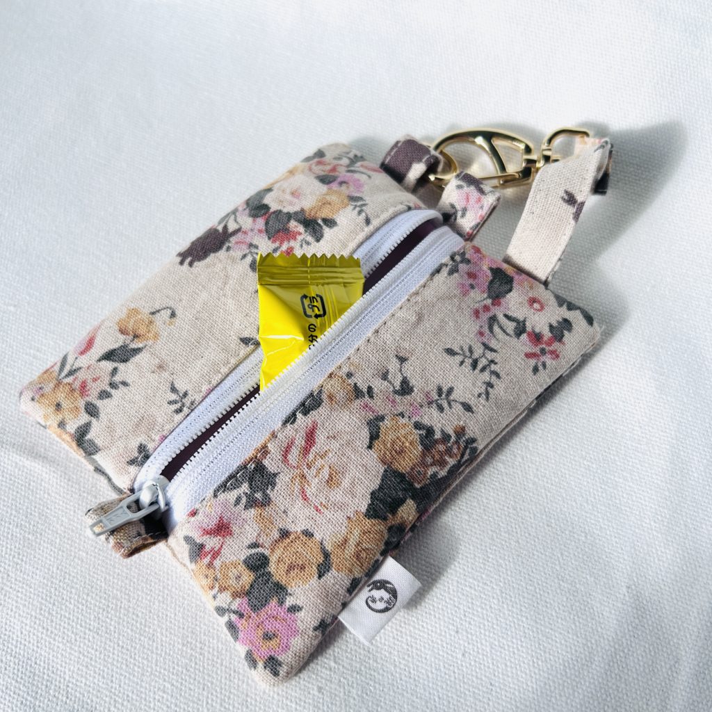 ミニポーチに飴をいれたところ