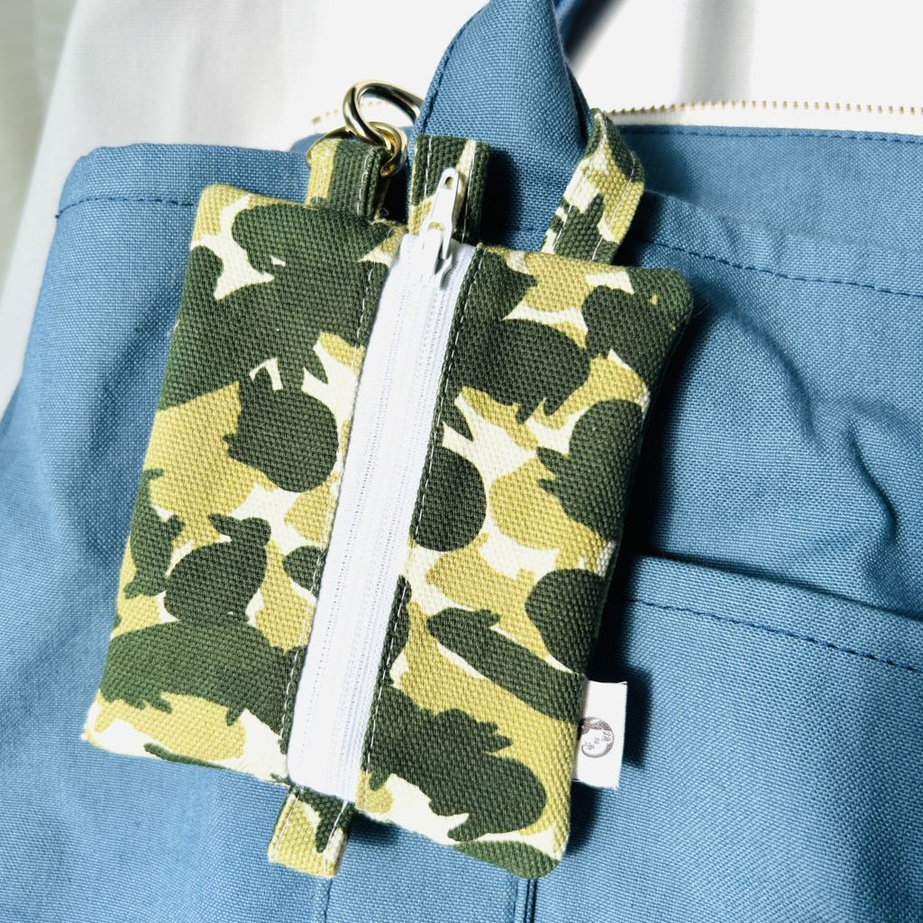 ミニポーチをかばんに取り付けたところ