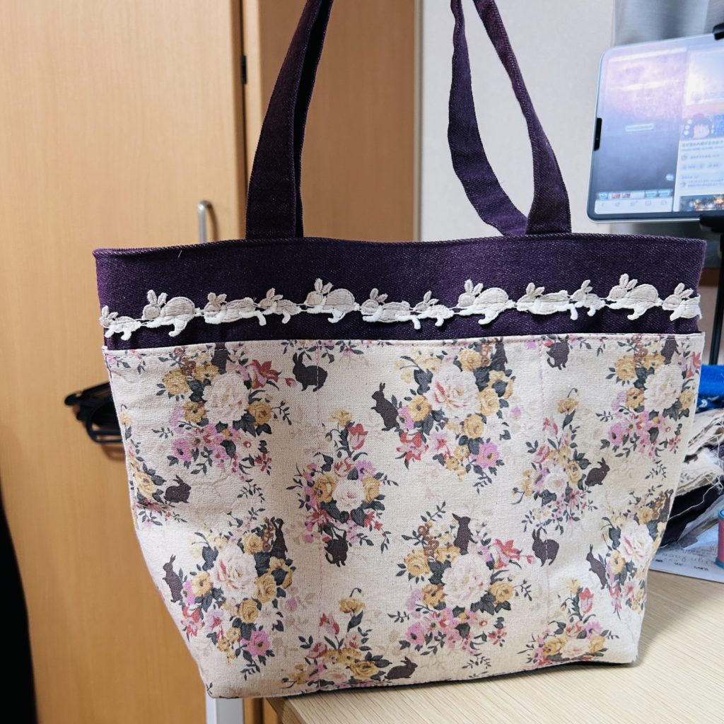 ポケットがいっぱいのトートバッグ 出来上がり 前から撮った