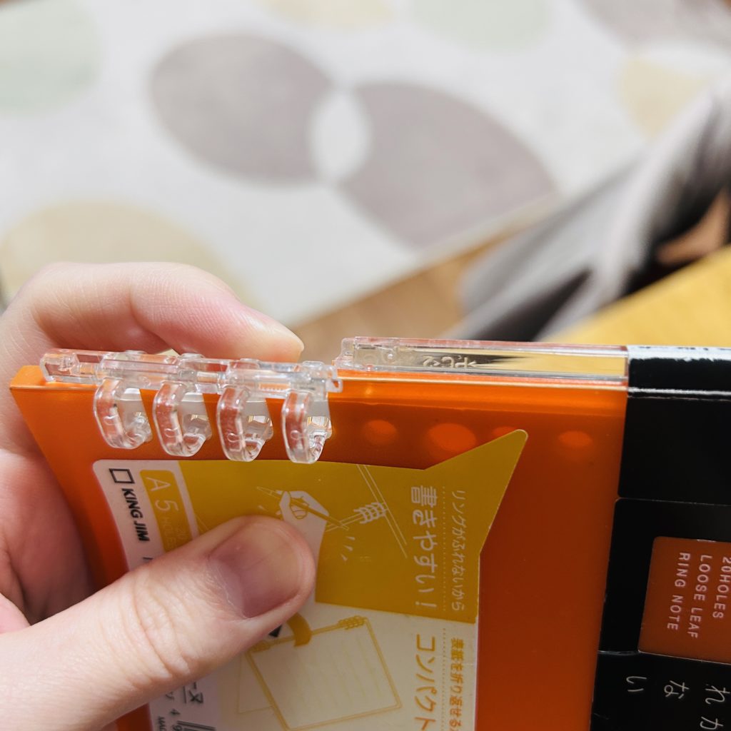 閉じ具が割れてしまったテフレーヌの写真