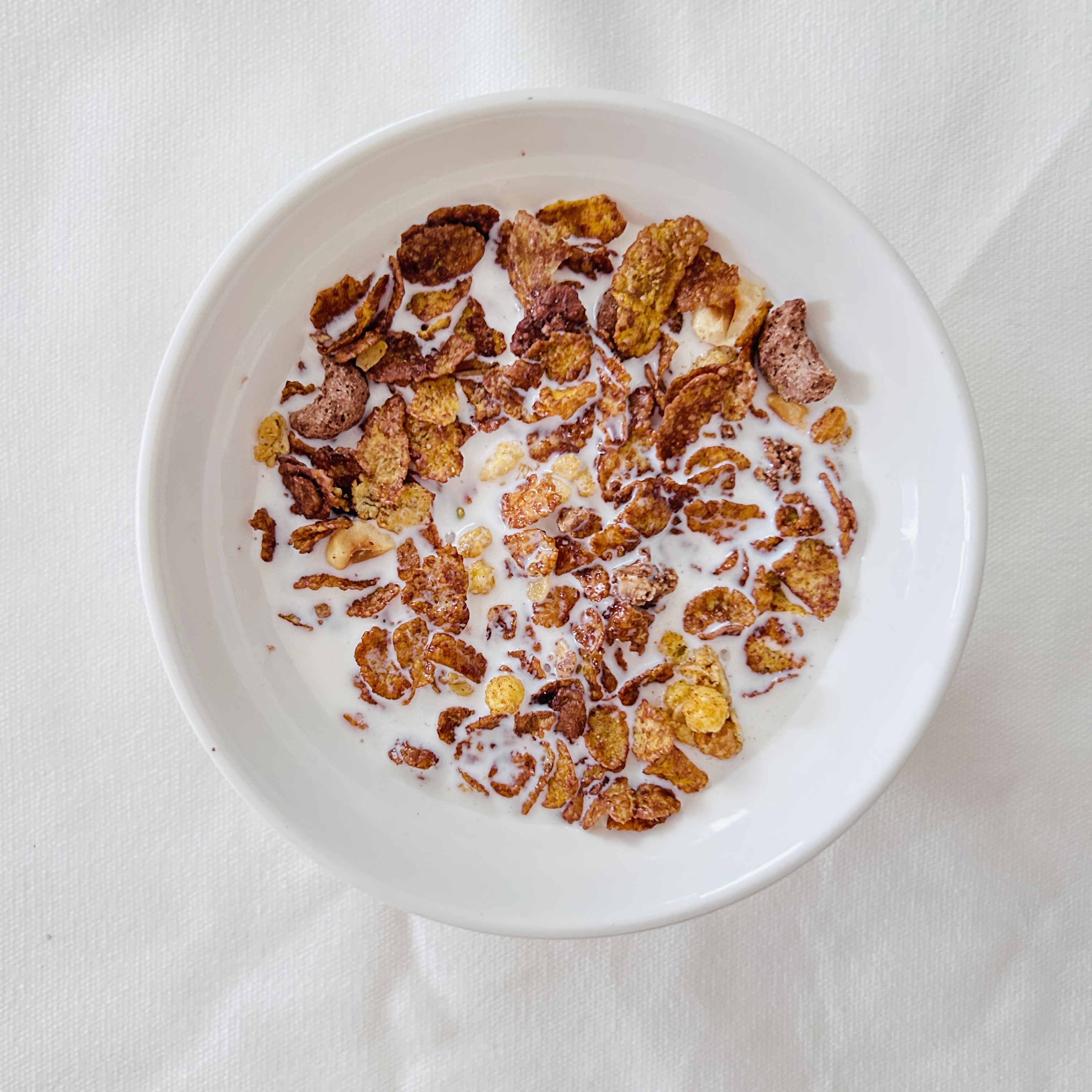 ケロッグ素材まるごとグラノラ ヘーゼルナッツチョコレート 牛乳を注ぐ