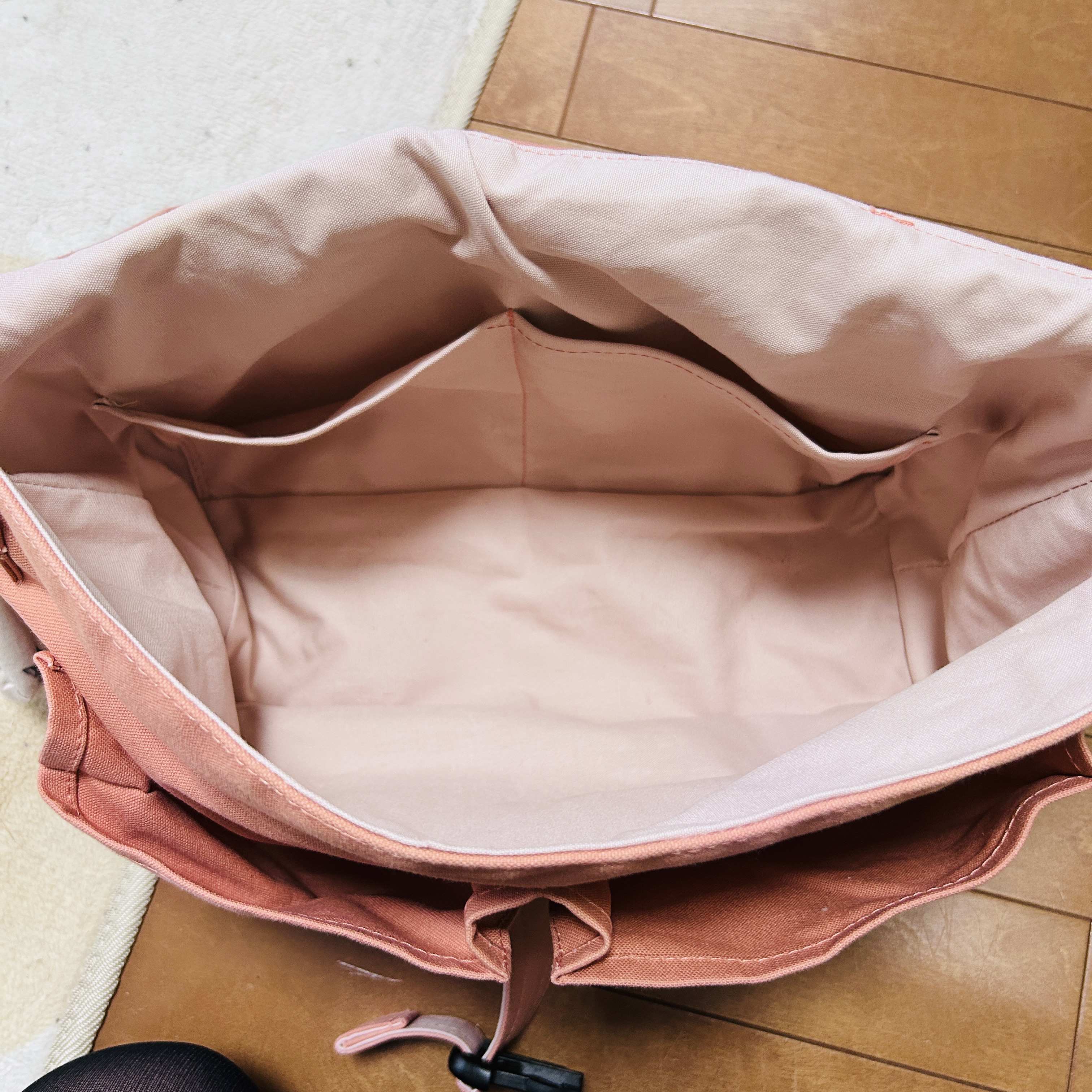 ピンクメッセンジャーバッグ中身の出来の写真