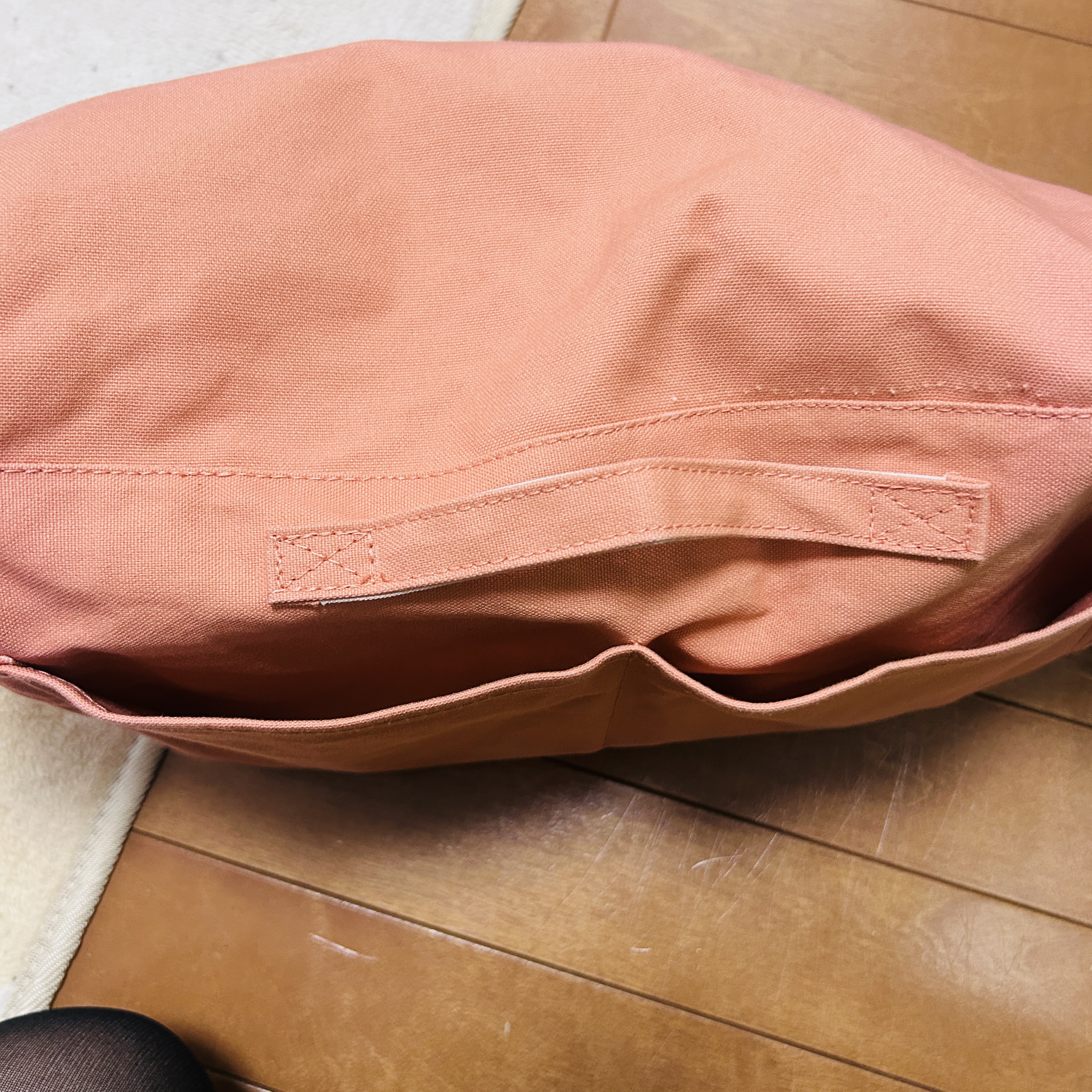 ピンクメッセンジャーバッグ体側にもポケットありの写真